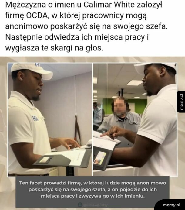 Mężczyzna w białej koszulce czyta dokumenty przed biurkiem innego pracownika.