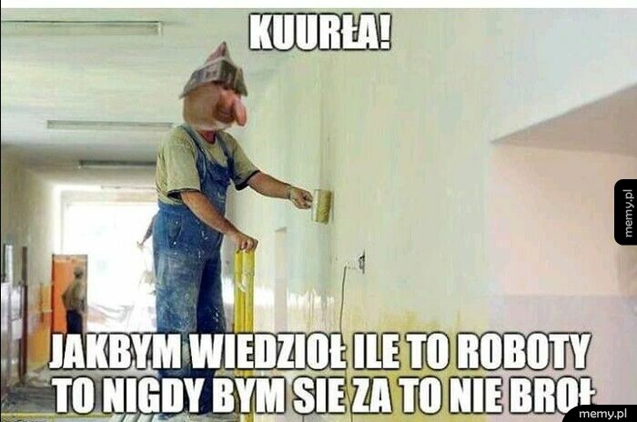 Mężczyzna w kombinezonie malarskim z twarzą nosacza sundajskiego maluje ścianę.