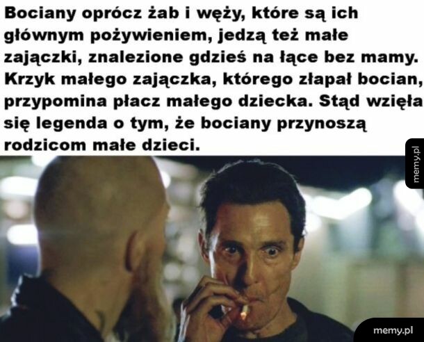 Mężczyzna z serialu Detektyw palący papierosa i patrzy zszokowany.