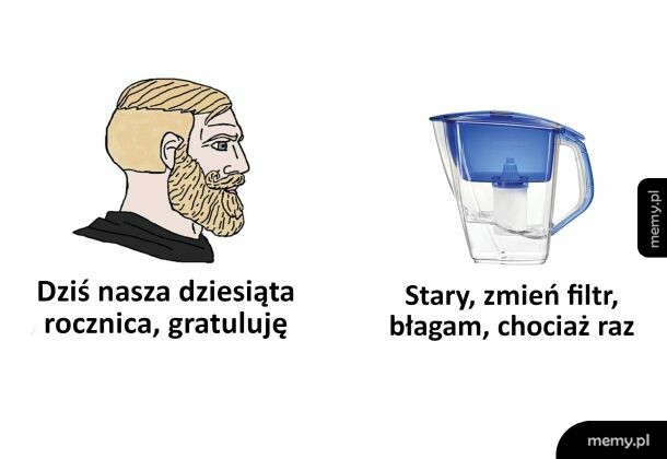 Mężczyzna rozmawiający z dzbankiem filtrującym wodę