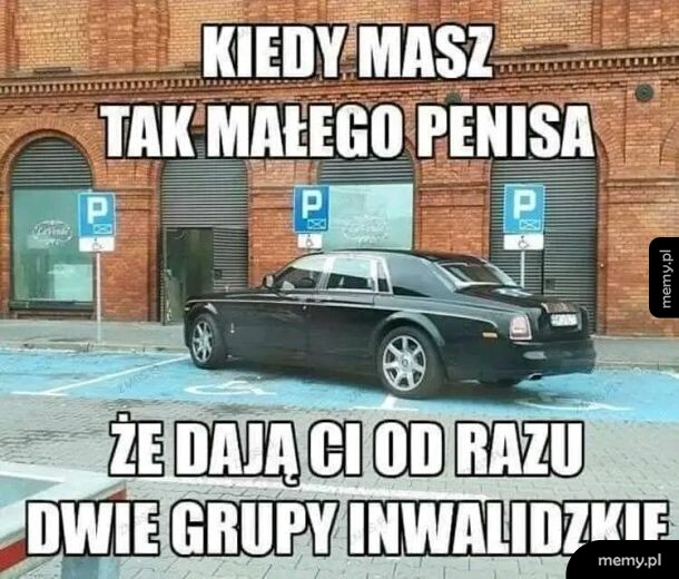 Czarny luksusowy samochód zaparkowany na dwóch miejscach dla niepełnosprawnych.