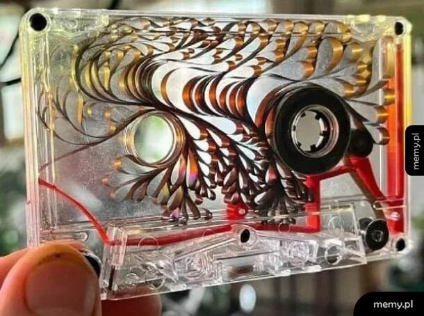 Rozwinięta taśma z kasety magnetofonowej ułożona w artystyczne wzory