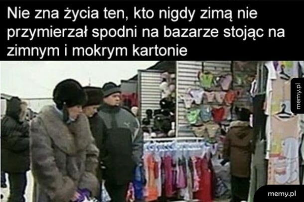 Ludzie robiący zakupy na bazarze zimą