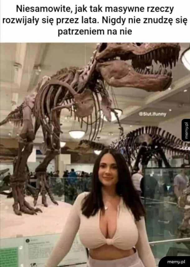 Kobieta pozująca w muzeum historii naturalnej na tle szkieletu dinozaura.