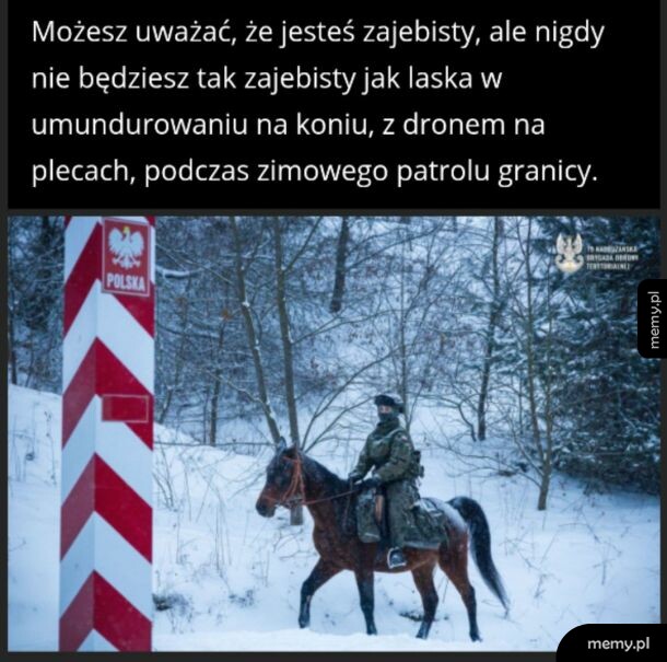 Żołnierzką w mundurze na koniu patrolująca zimową granicę obok polskiego słupka granicznego.