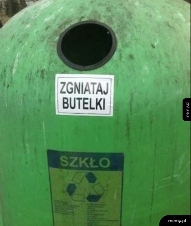 Zielony kontener na szkło z naklejką ZGNIATAJ BUTELKI