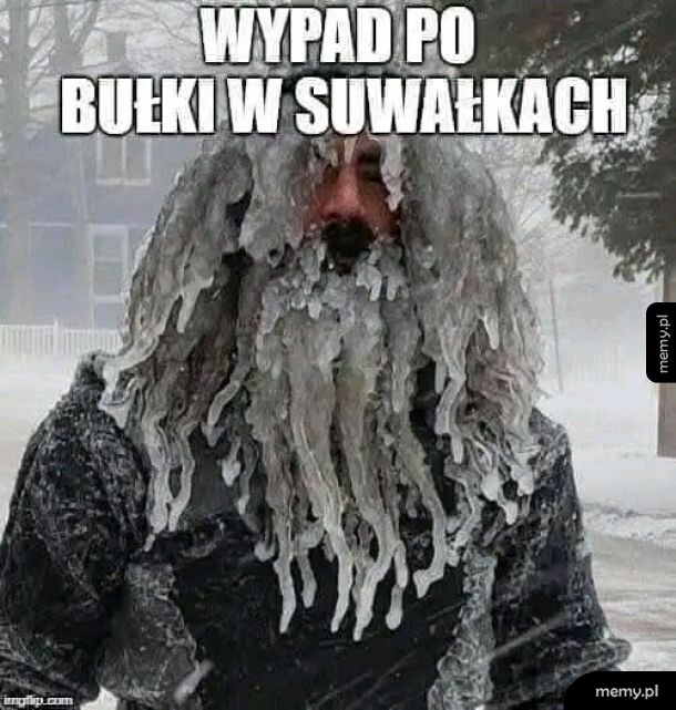 Mężczyzna z zamarzniętymi włosami i brodą w zimowej scenerii