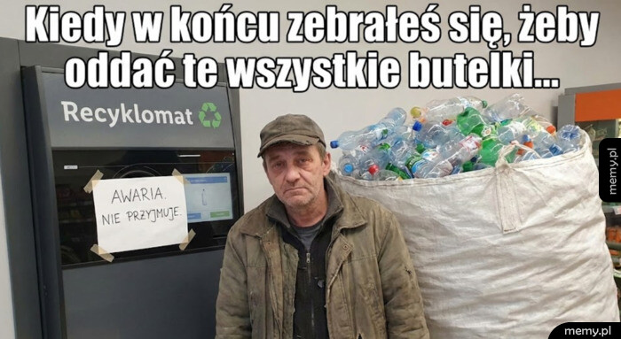 Mężczyzna stoi obok wielkiego worka pełnego butelek przy zepsutym recyklomacie.