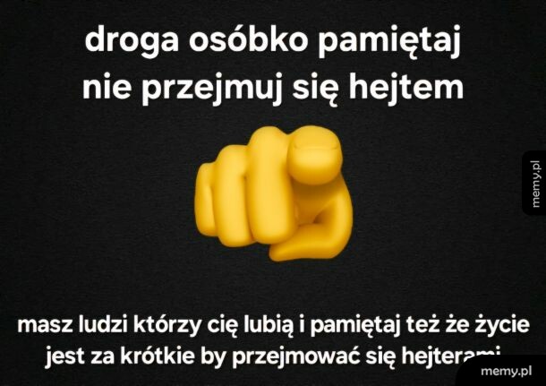 Żółte emoji zaciśniętej pięści skierowanej w stronę widza na czarnym tle z napisem.