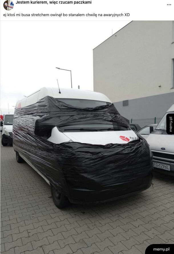 Biały bus kurierski owinięty czarną folią stretch.