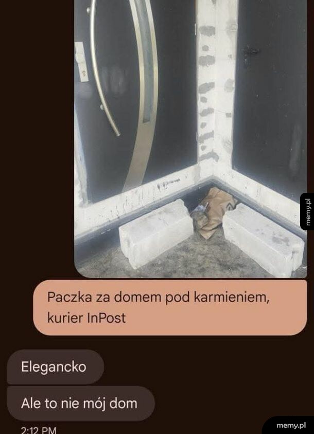 Zrzut ekranu z wiadomości SMS z kurierem i zdjęcie paczki ukrytej między pustakami