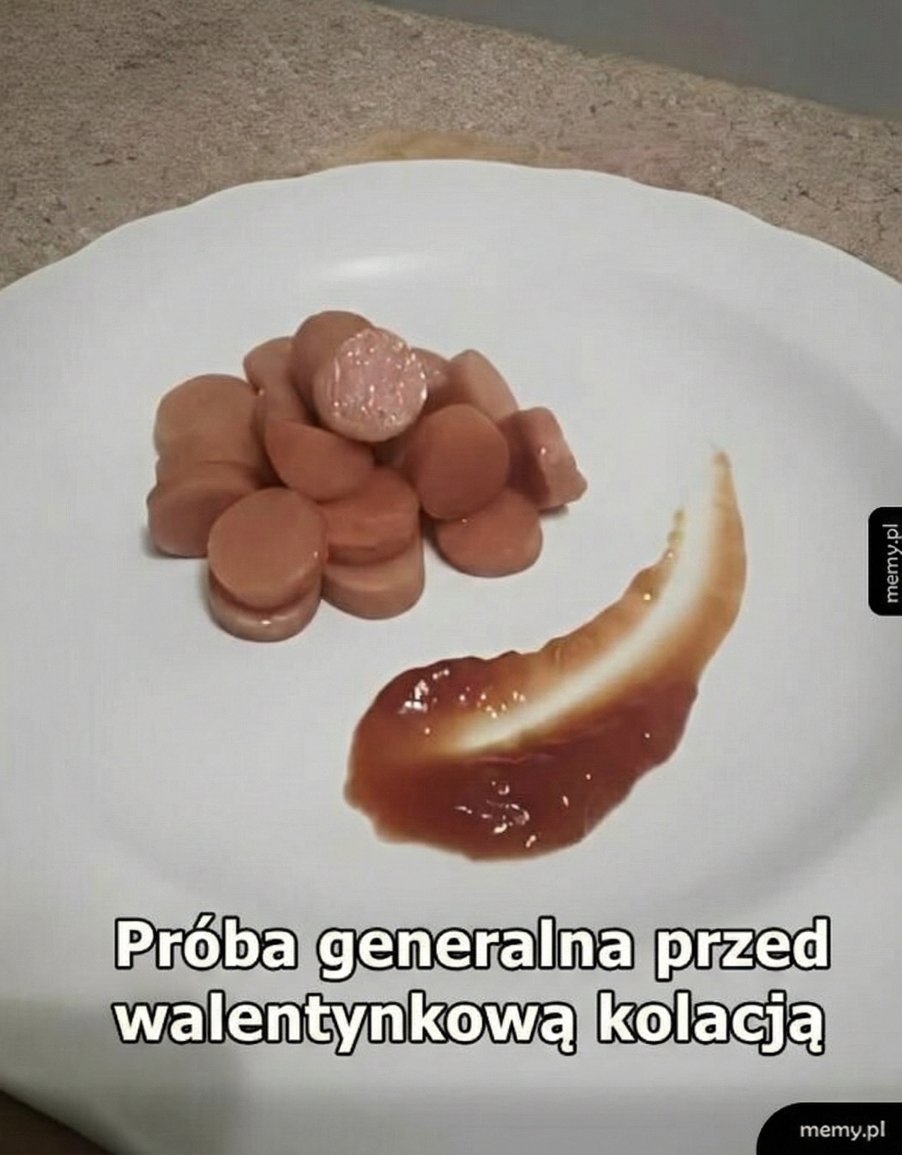 Pokrojone parówki i sos na białym talerzu