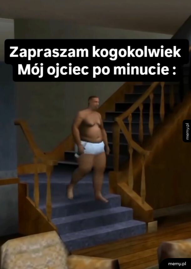 Otyły mężczyzna w samych białych majtkach schodzi po schodach w domu.