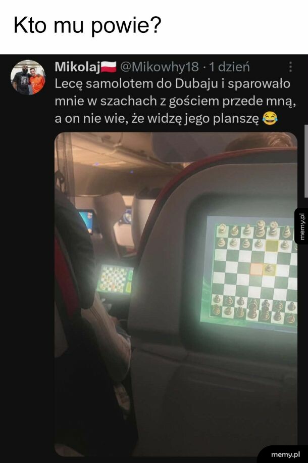 Zrzut ekranu z Twittera przedstawiający pasażera w samolocie podglądającego szachy na ekranie z przodu