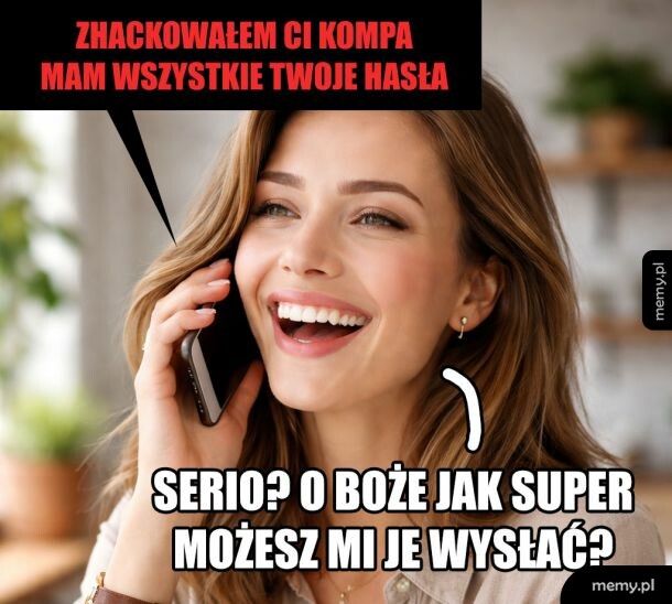 Kobieta rozmawia przez telefon i uśmiecha się szeroko.