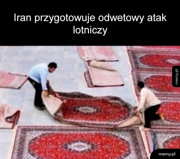 Mężczyźni zwijający tradycyjne dywany na zewnątrz