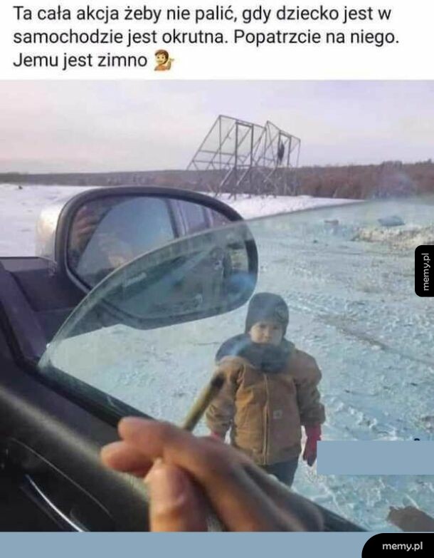 Dziecko stojące na mrozie obok samochodu, w którym ktoś pali papierosa.
