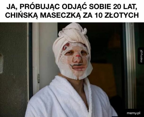 Mężczyzna w szlafroku i maseczce kosmetycznej na twarzy