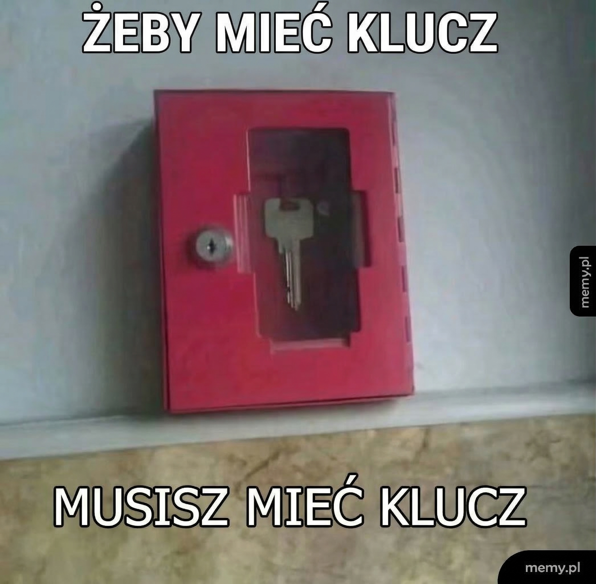 Czerwona skrzyneczka z kluczem zamknięta na zamek.