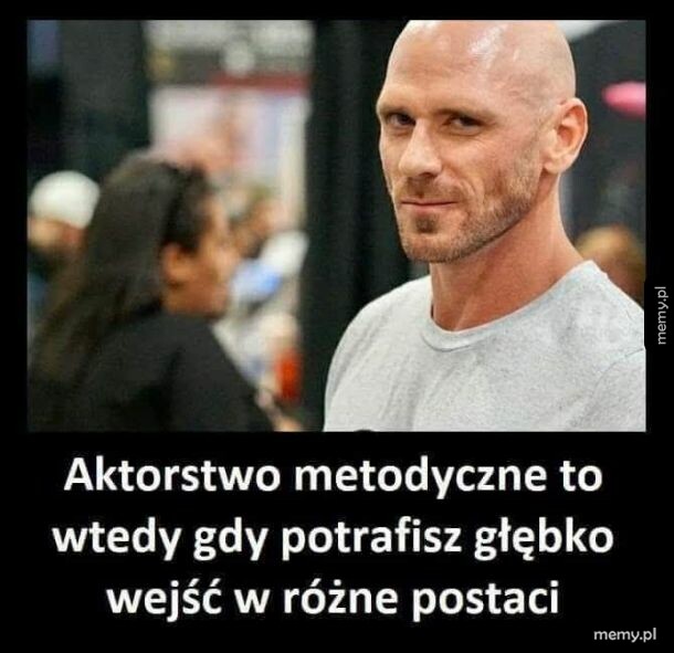 Zdjęcie Johnny'ego Sinsa z podpisem na czarnym tle.