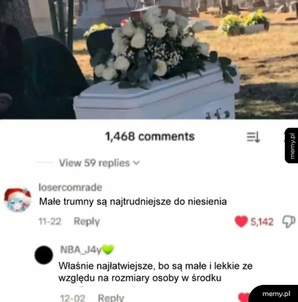 Zdjęcie białej trumny z kwiatami i komentarze z TikToka na temat niesienia trumien.