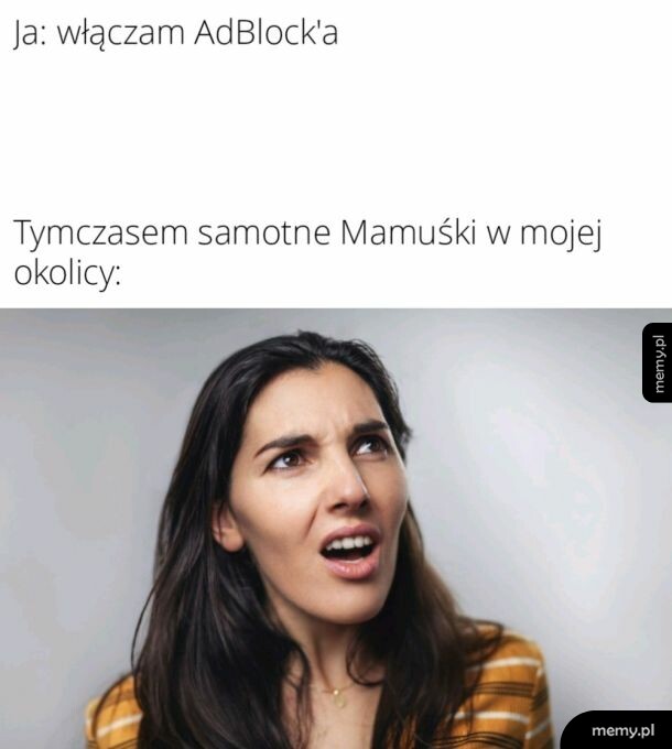 Kobieta robiąca zdziwioną minę, z podpisami o AdBlocku i samotnych Mamuśkach.
