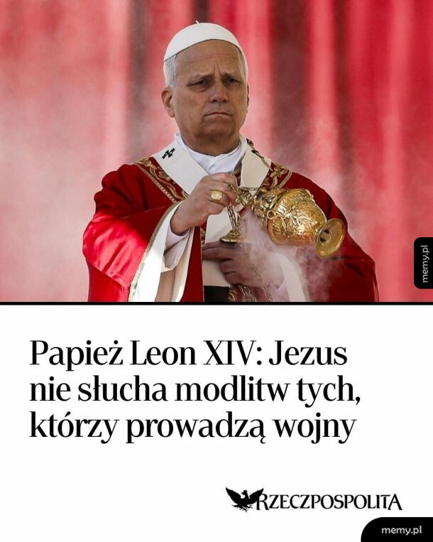 Mężczyzna w szatach papieskich kadzidłujący z powagą