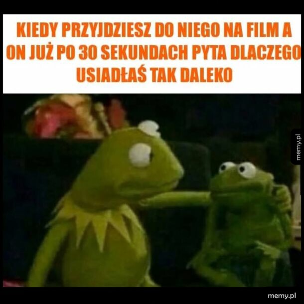 Mem z Kermitem Żabą w kinie i podpisem o oglądaniu filmu.