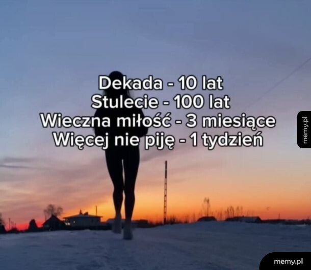 Sylwetka idącej postaci na tle zachodzącego słońca z napisem.