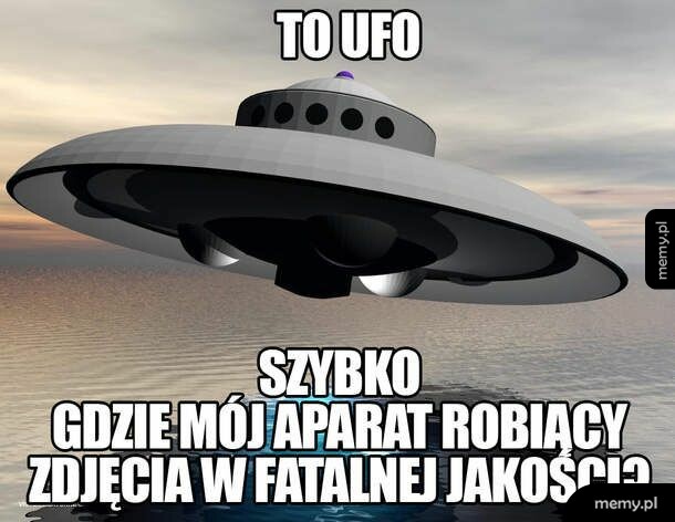 Statek kosmiczny UFO nad wodą.