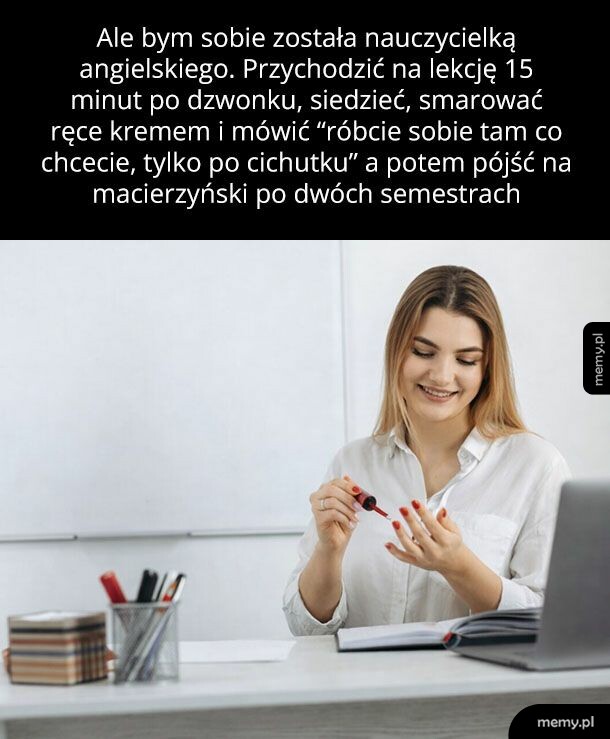Kobieta siedząca przy biurku w klasie maluje paznokcie.