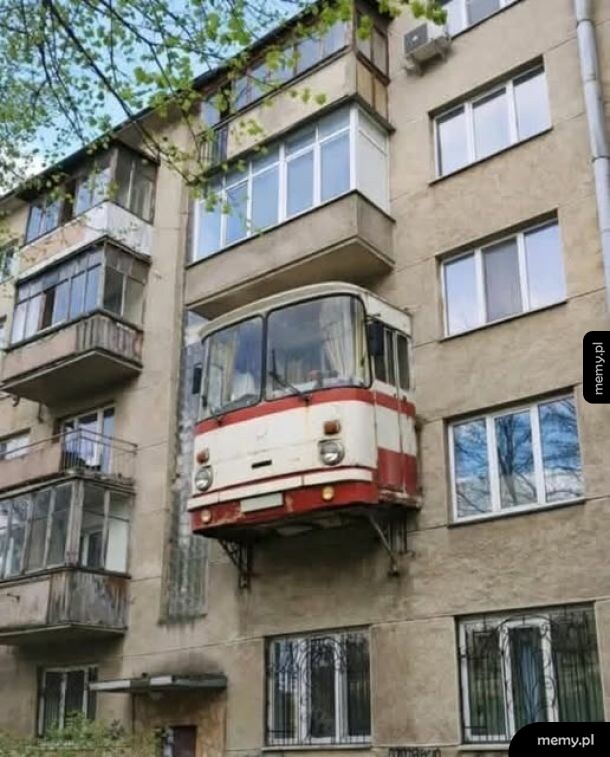 Balkon w bloku zrobiony z przodu starego tramwaju