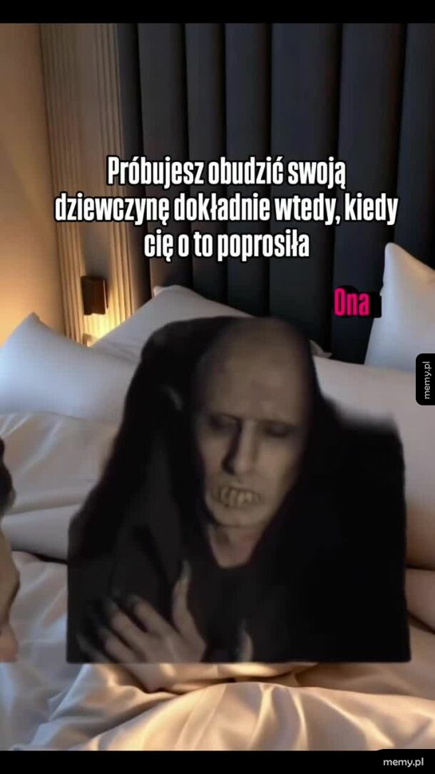 Mężczyzna budzący dziewczynę wyglądającą jak Voldemort w łóżku