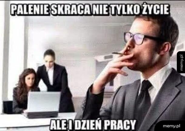 Mężczyzna w garniturze pali papierosa w biurze