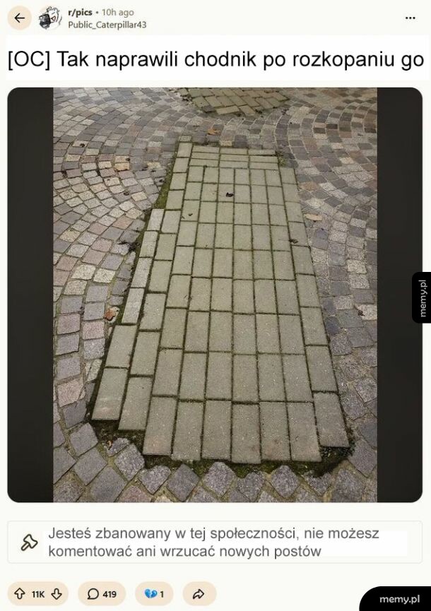 Chodnik z kostki brukowej naprawiony w kuriozalny sposób prostokątnymi płytami.