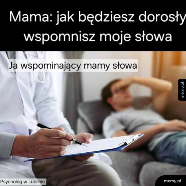 Mężczyzna leżący na kozetce u psychologa i lekarz zapisujący notatki.