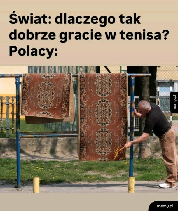 Mężczyzna trzepie dywan trzepakiem na podwórku.