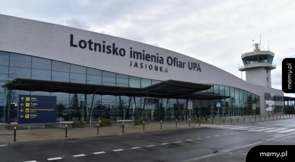 Budynek terminalu lotniska w Jasionce z fotomontażem napisu.