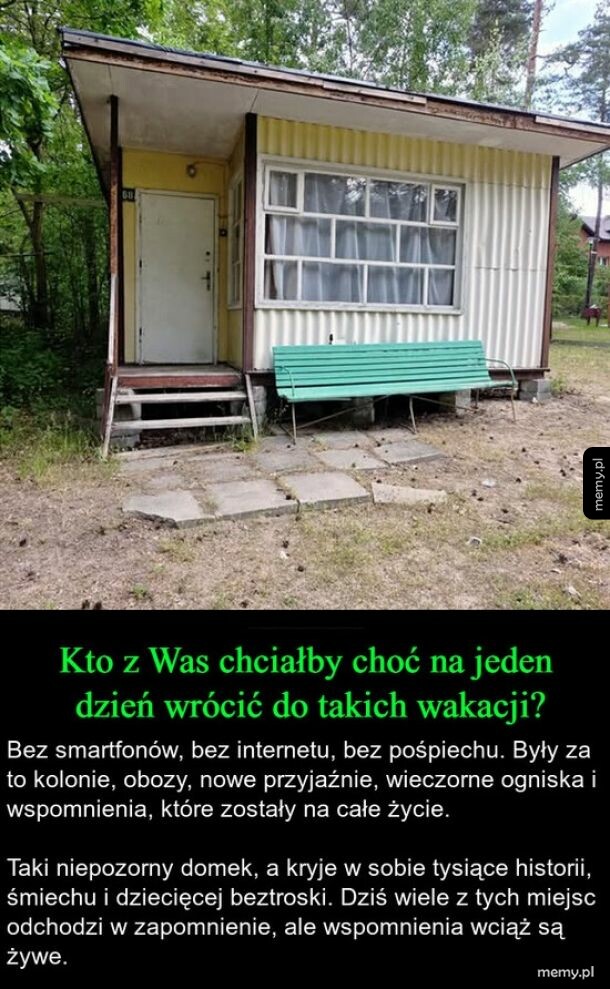 Stary, PRL-owski domek kempingowy w lesie z zieloną ławką przed wejściem.