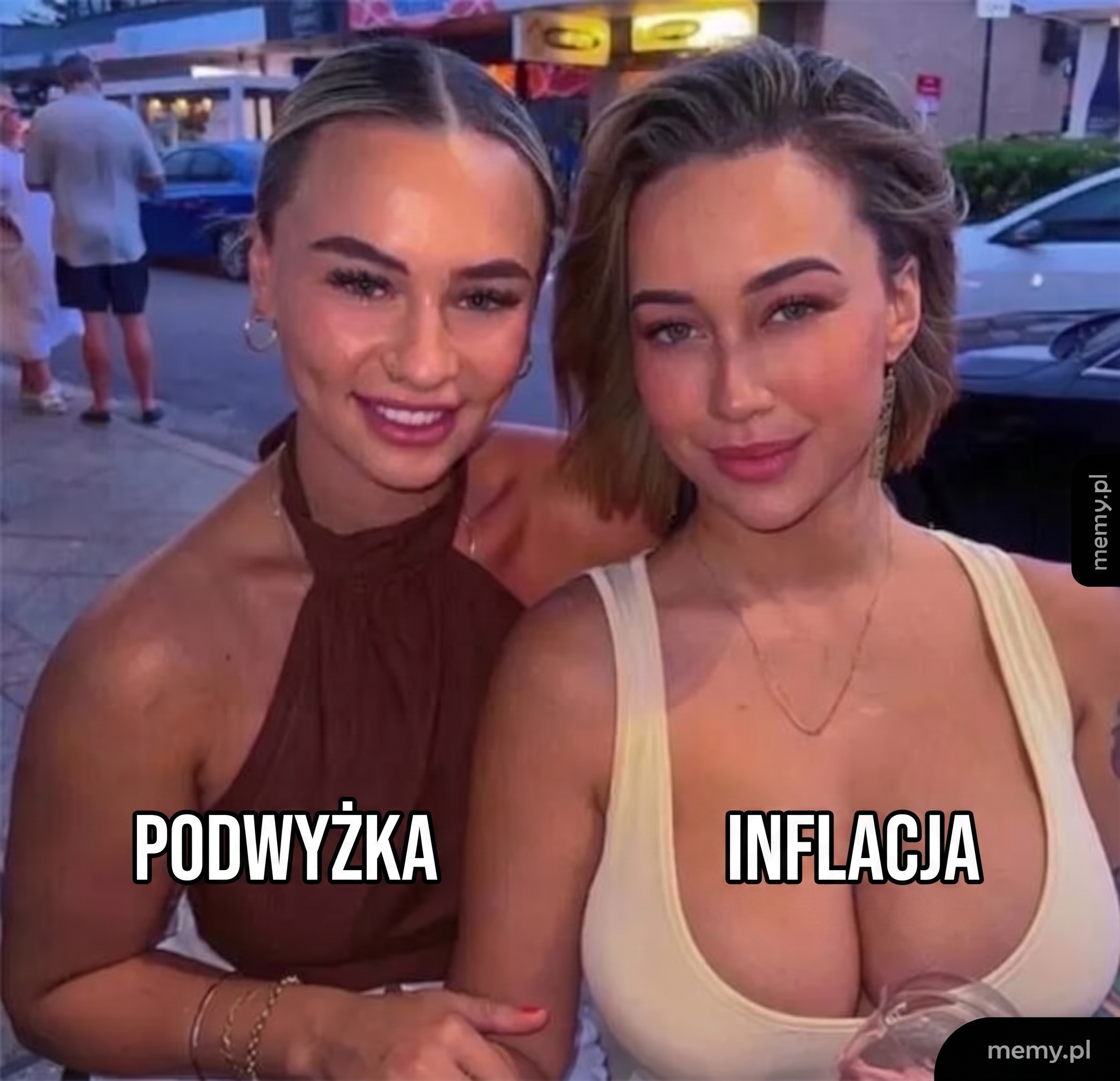 Dwie kobiety na ulicy z napisami PODWYŻKA i INFLACJA
