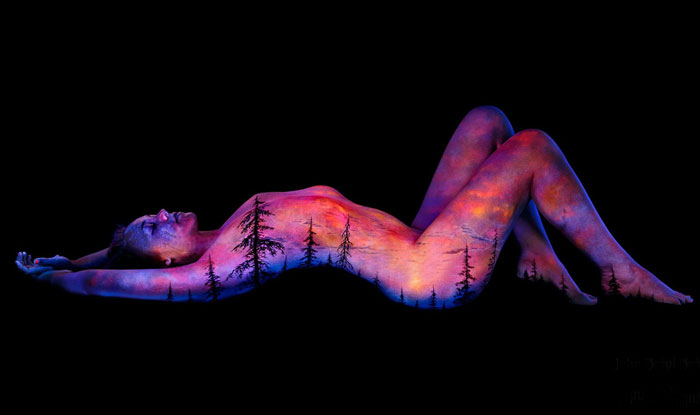 Niesamowity Body Painting świecący w nocy!