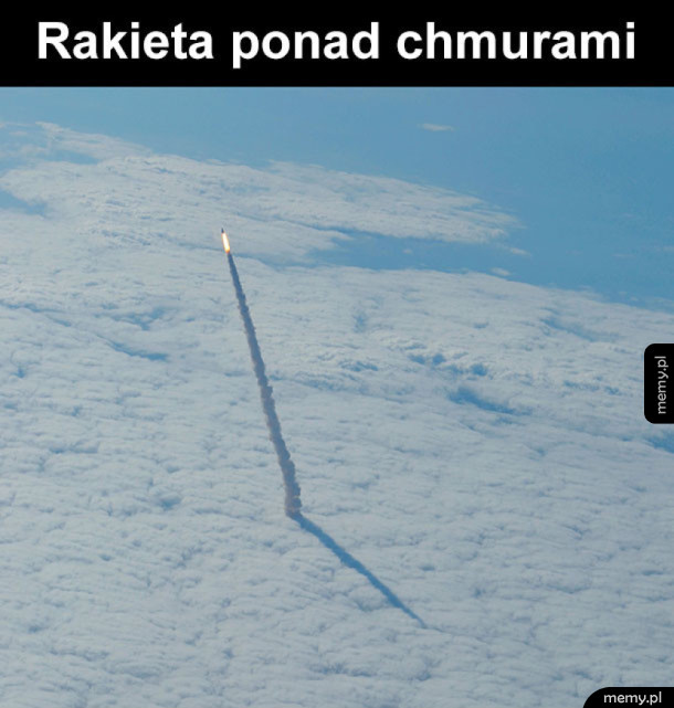 Rakieta - Ciekawy widok rakiety nad chmurami